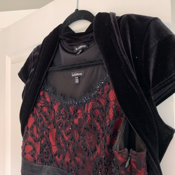 Red with lace, comes with a velvety paired shrug - Picture 2 of 3
